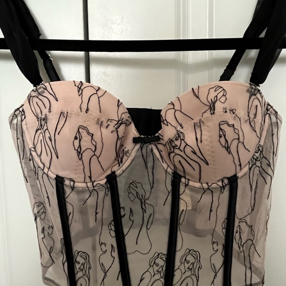 Crème Su Black and Tan Portrait Detailed Corset Tank Top - Picture 6 of 8